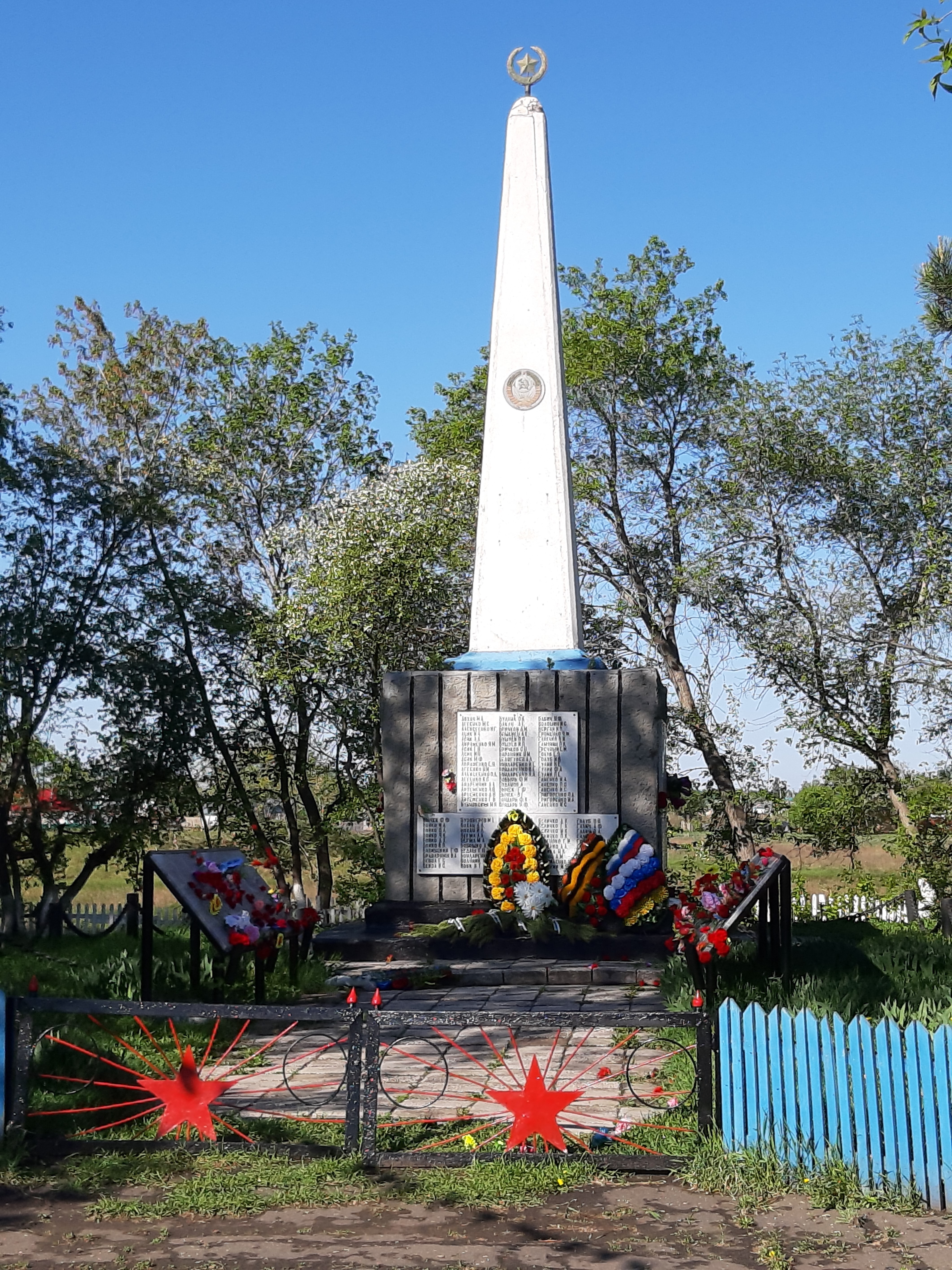 Памятник воинам-землякам,погибшим в годы ВОВ 1941-45гг..